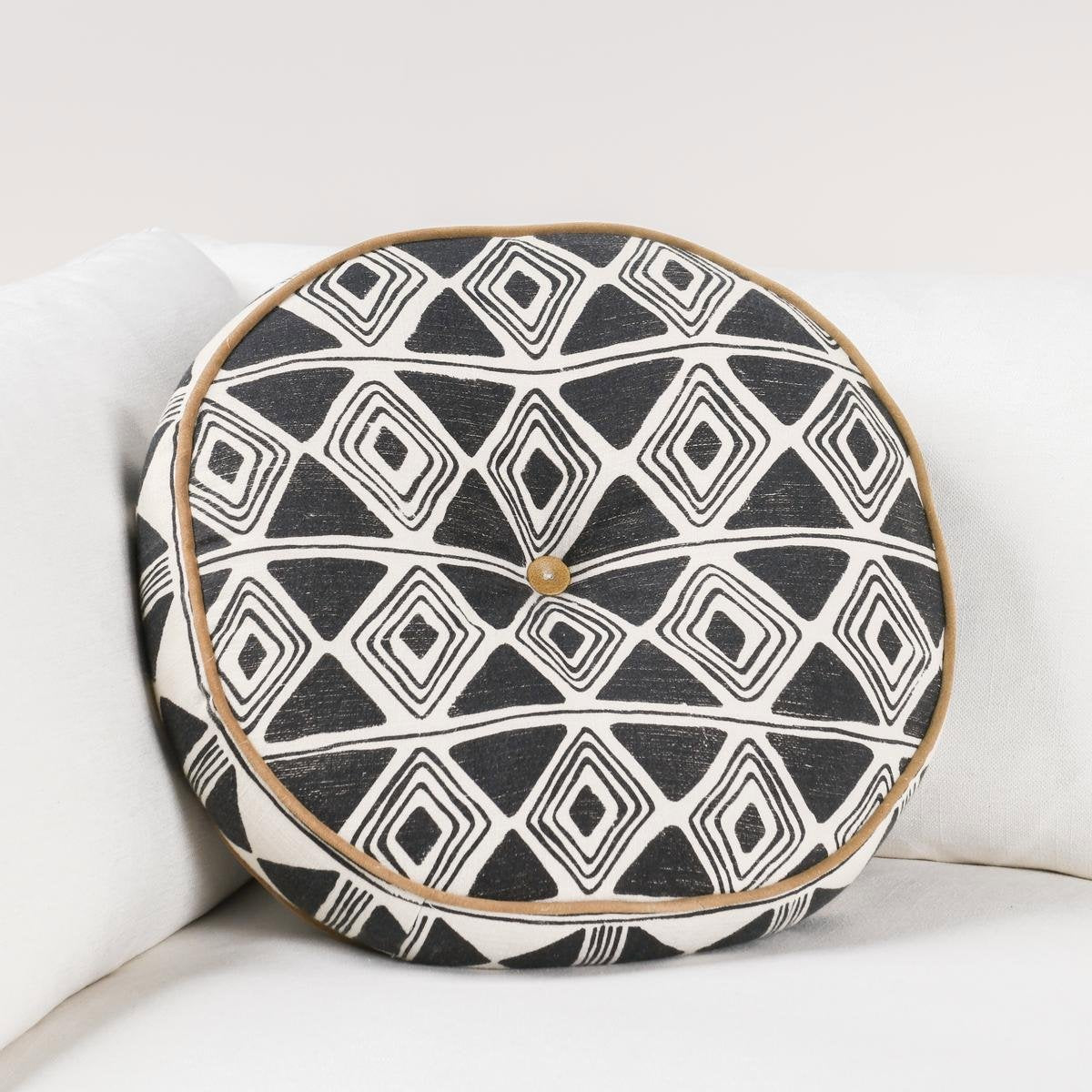 RO Nubia Black/White 18 Round Pillow — view 2