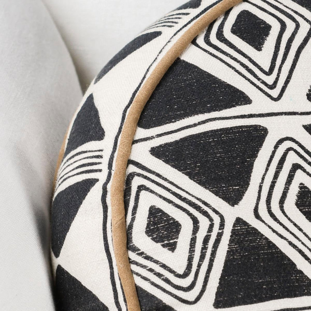 RO Nubia Black/White 18 Round Pillow — view 6