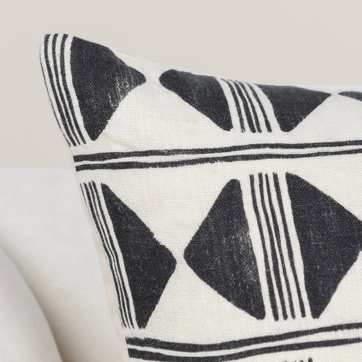 RO Nubia Black/White 22x22 Pillow — view 6